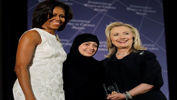 الناشطة السعودية سمر بدوي بين هيلاري كلينتون وميشيل أوباما زوجة الرئيس الأمريكي السابق باراك أوباما - سبوتنيك عربي
