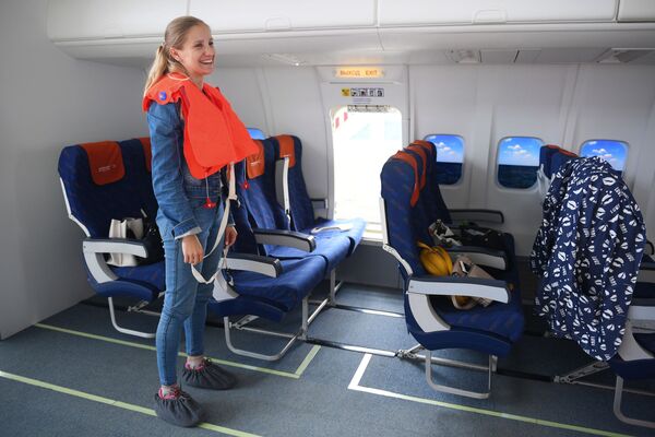 طلبة مركز تدريب لطواقم الطيران حول عمليات الإنقاذ في حالات الطوارئ بحر-بر في شركة الخطوط الجوية الروسية أيروفلوت - سبوتنيك عربي
