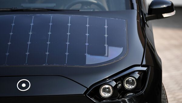 ألواح الخلايا الشمسية على غطاء محرك السيارة الألمانية سيون في ميونيخ في ألمانيا، 7 أغسطس/آب 2018 - سبوتنيك عربي