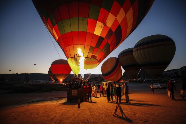 إعداد المنطاد لرحلة فوق سماء كابادوكيا، تركيا - سبوتنيك عربي