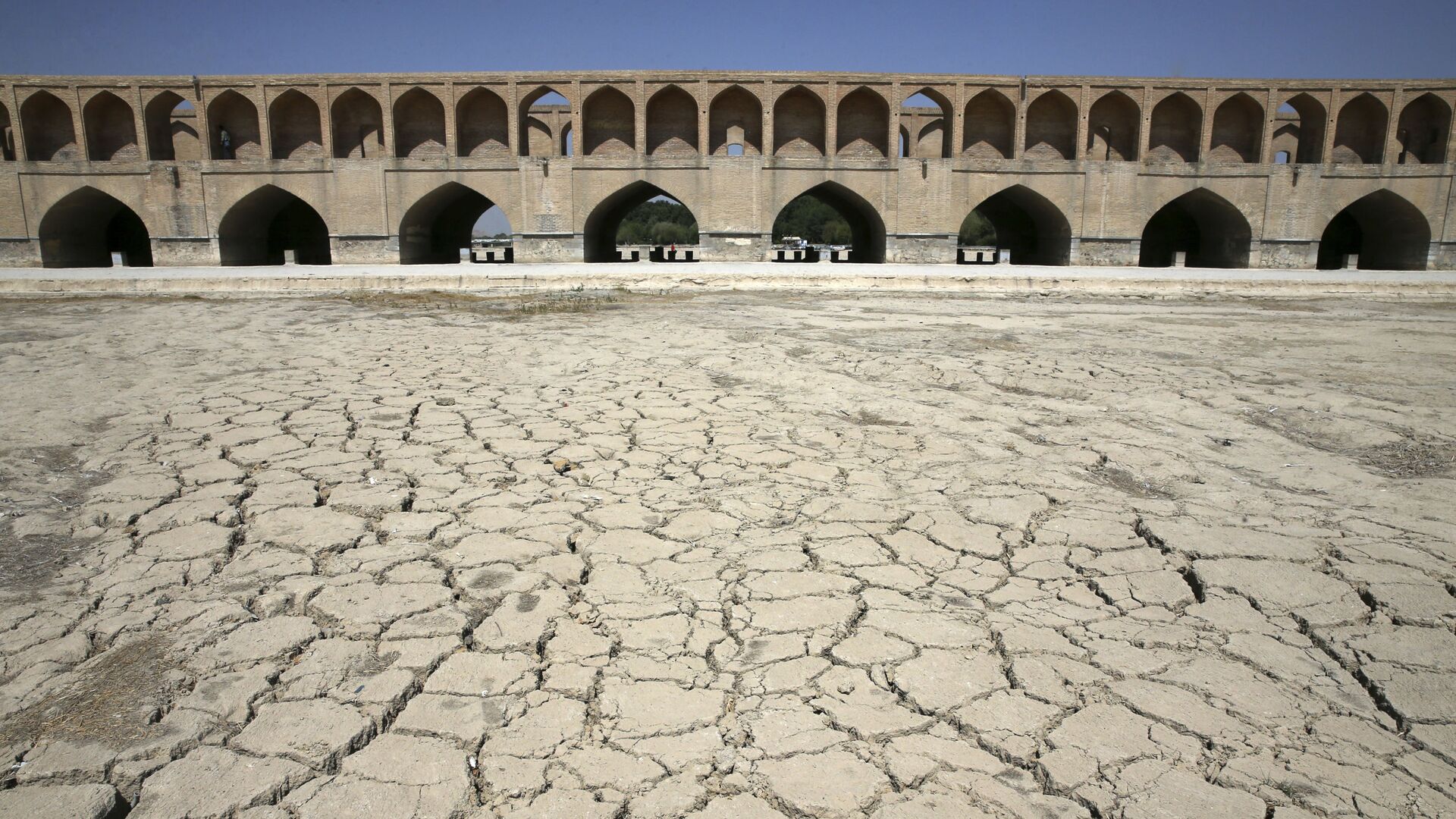 نهر زاینده رود جف إثر درجات الحرارة المرتفعة في أصفهان، إيران 10 يوليو/ تموز 2018 - سبوتنيك عربي, 1920, 07.06.2023