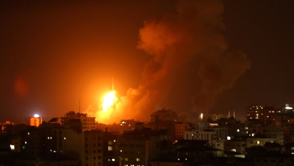 قصف الطيران الإسرائيلي على مواقع في غزة، قطاع غزة، فلسطين 9 أغسطس/ آب 2018 - سبوتنيك عربي