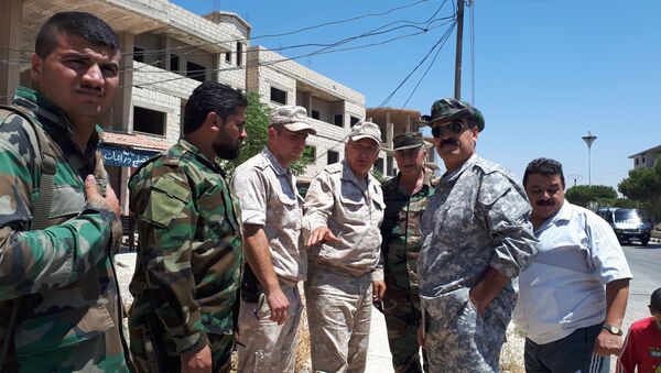 قوات حفظ السلام (أوندوف) تجول (بسلام) ضمن المنطقة العازلة بالجولان تحت حماية الشرطة الروسية والجيش السوري - سبوتنيك عربي