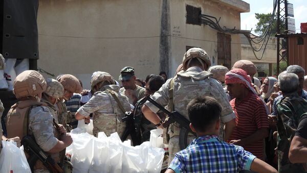 جنود روس يوزعون مساعدات إنسانية بريف حماة للمرة الخامسة منذ تحريره - سبوتنيك عربي