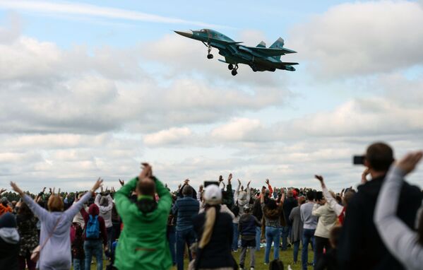 طائرة سو - 34 في عرض جوي أينما وجدنا - كان النصر! في القاعدة الجوية موتشيشي في منطقة نوفوسيبيرسك، روسيا - سبوتنيك عربي