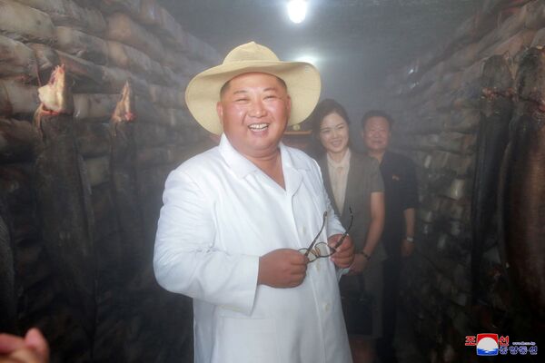 الزعيم الكوري الشمالي كيم جونغ أون خلال زيارته لمصنع معالجة الأسماك، 5 أغسطس/ آب 2018 - سبوتنيك عربي