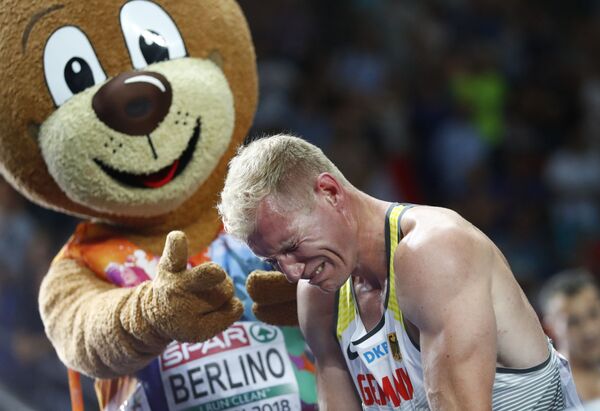 الرياضي الألماني أرتور أبيلي يبكي احتفالا بفوزه بالميدالية الذهبية في بطولة أوروبا لألعاب القوى في برلين، ألمانيا 8 أغسطس/ آب 2018 - سبوتنيك عربي