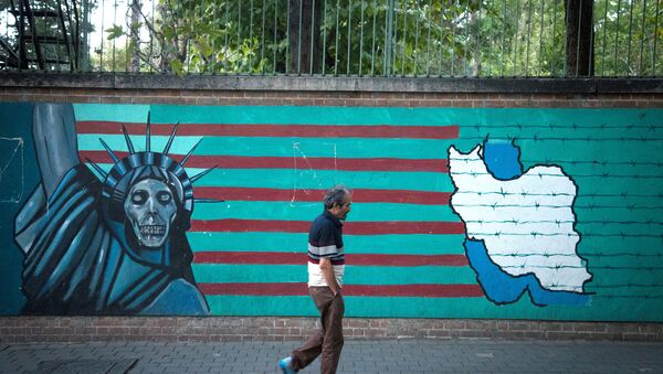 رجل يسير على خلفية جدارية في أحد شوارع طهران، إيران - سبوتنيك عربي