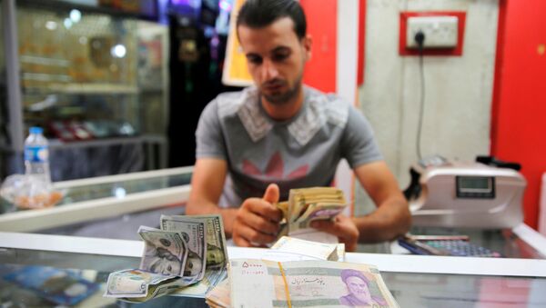 بائع يتفقد الريال الإيراني في محل لبيع العملات في بغداد ، العراق 8 أغسطس/ آب 2018 - سبوتنيك عربي