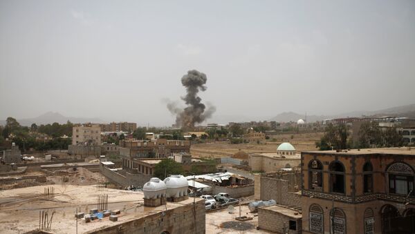 أدخنة تتصاعد في موقع القصف في صنعاء، اليمن 8 أغسطس/ آب 2018 - سبوتنيك عربي