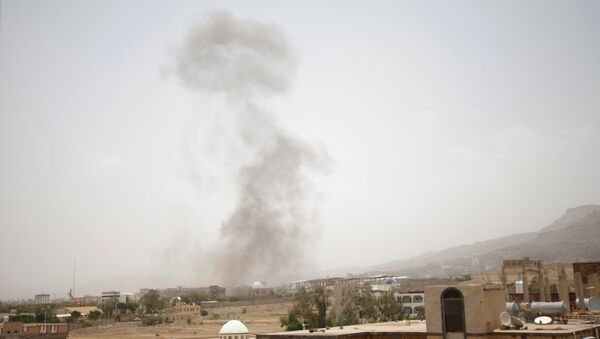 أدخنة تتصاعد في موقع القصف في صنعاء، اليمن 8 أغسطس/ آب 2018 - سبوتنيك عربي