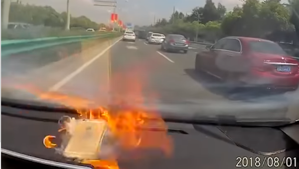 انفجار مروع لهاتف آيفون داخل سيارة سيدة - سبوتنيك عربي