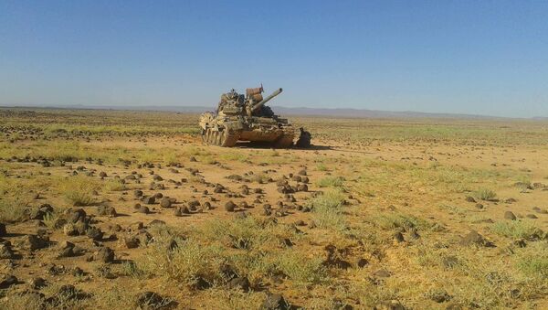 دبابات الجيش السوري تحشر داعش الإرهابي في بادية السويداء - سبوتنيك عربي