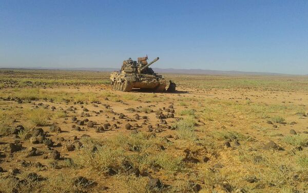دبابات الجيش السوري تحشر داعش الإرهابي في بادية السويداء - سبوتنيك عربي