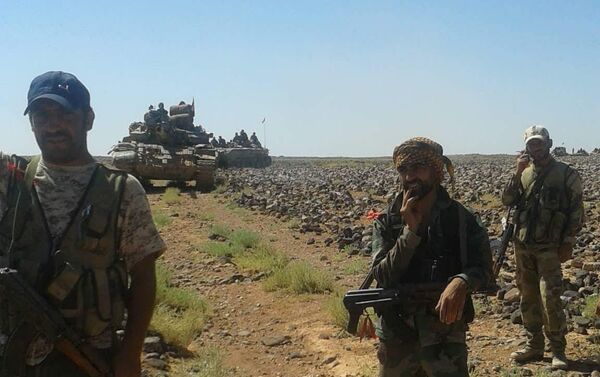 جنود الجيش السوري خلال معارك مع داعش الإرهابي في بادية السويداء - سبوتنيك عربي