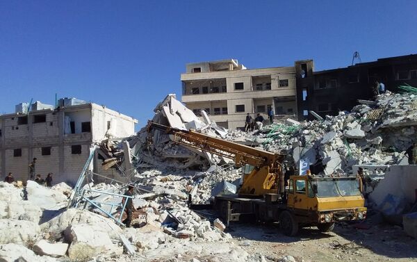 دمار هائل وضحايا بينهم أطفال في انفجار مستودع ذخيرة في سرمدا بمدينة إدلب - سبوتنيك عربي