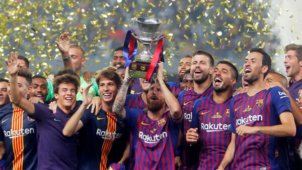 ميسي يرفع كأس السوبر كقائد لبرشلونة - سبوتنيك عربي