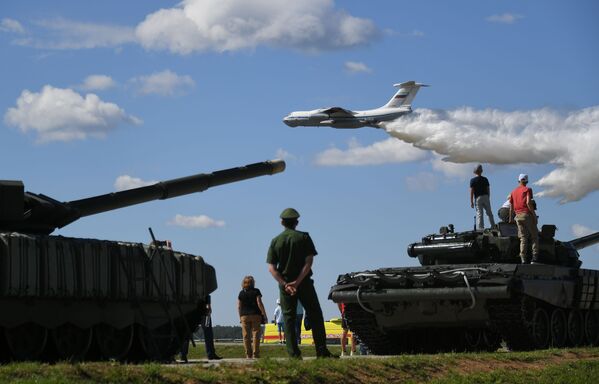طائرات إيل-76 إم دي في سباق بياتلون الدبابات - 2018 في إطار مسابقة الألعاب العسكرية الدولية أرميا -2018  (الجيش - 2018) في حقل ألابينو بضواحي موسكو - سبوتنيك عربي