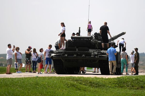 الجمهور في سباق بياتلون الدبابات - 2018 في إطار مسابقة الألعاب العسكرية الدولية أرميا -2018  (الجيش - 2018) في حقل ألابينو بضواحي موسكو - سبوتنيك عربي