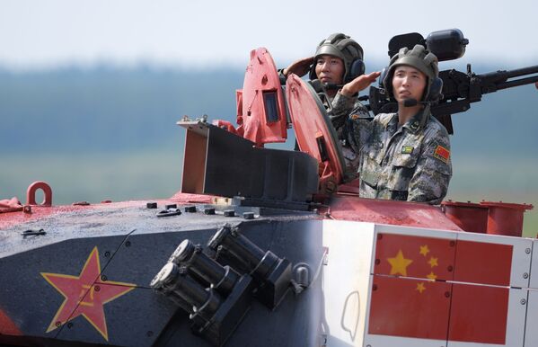 فريق الصين بياتلون الدبابات - 2018 في إطار الألعاب العسكرية الدولية أرميا -2018  (الجيش - 2018) في حقل ألابينو بضواحي موسكو - سبوتنيك عربي