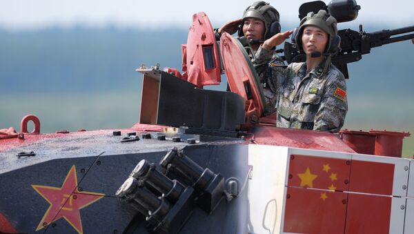 فريق الصين بياتلون الدبابات - 2018 في إطار الألعاب العسكرية الدولية أرمي -2018  (الجيش - 2018) في حقل ألابينو بضواحي موسكو - سبوتنيك عربي