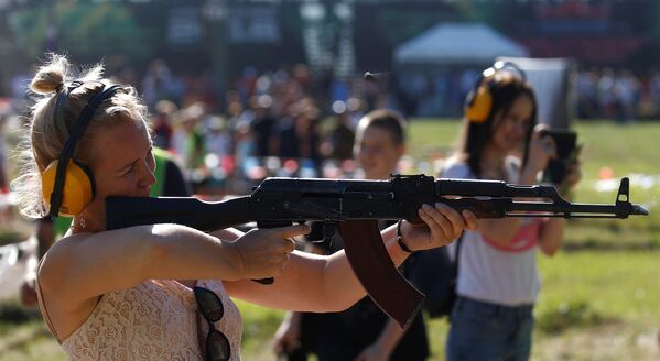 امرأة تجرب بندقية كلاشنيكوف في إطار مسابقة الألعاب العسكرية الدولية أرميا -2018  (الجيش - 2018) في مورمانسك الروسية - سبوتنيك عربي