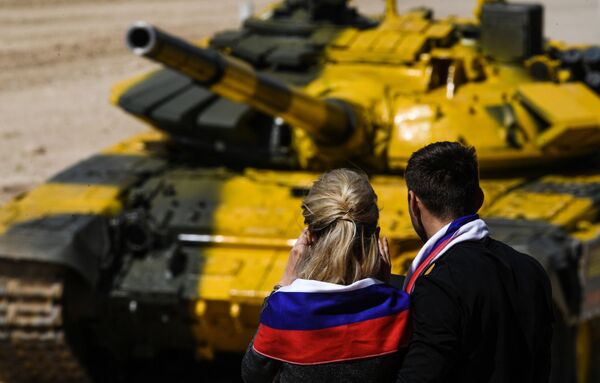 الجمهور خلال سباق بياتلون الدبابات - 2018 في إطار مسابقة الألعاب العسكرية الدولية أرميا -2018  (الجيش - 2018) في حقل ألابينو بضواحي موسكو - سبوتنيك عربي