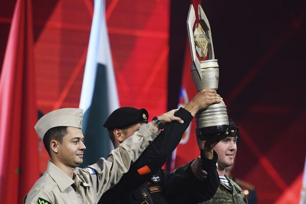 الفريق العسكري الروسي يفوز بكأس الألعاب العسكرية الدولية أرميا -2018  (الجيش - 2018) في حقل ألابينو بضواحي موسكو - سبوتنيك عربي
