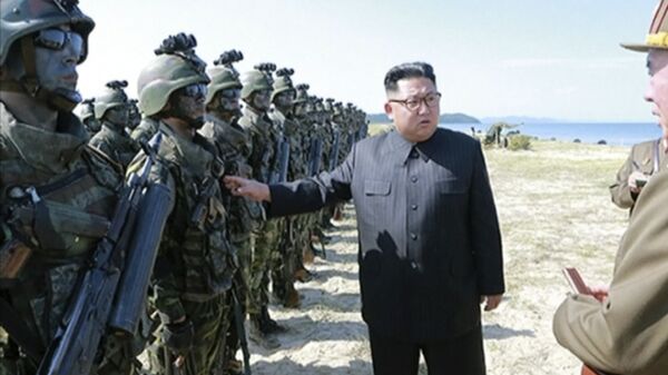 الزعيم الكوري الشمالي كيم جزنغ أون يتفقد الجيش، 26 أغسطس/ آب 2017 - سبوتنيك عربي