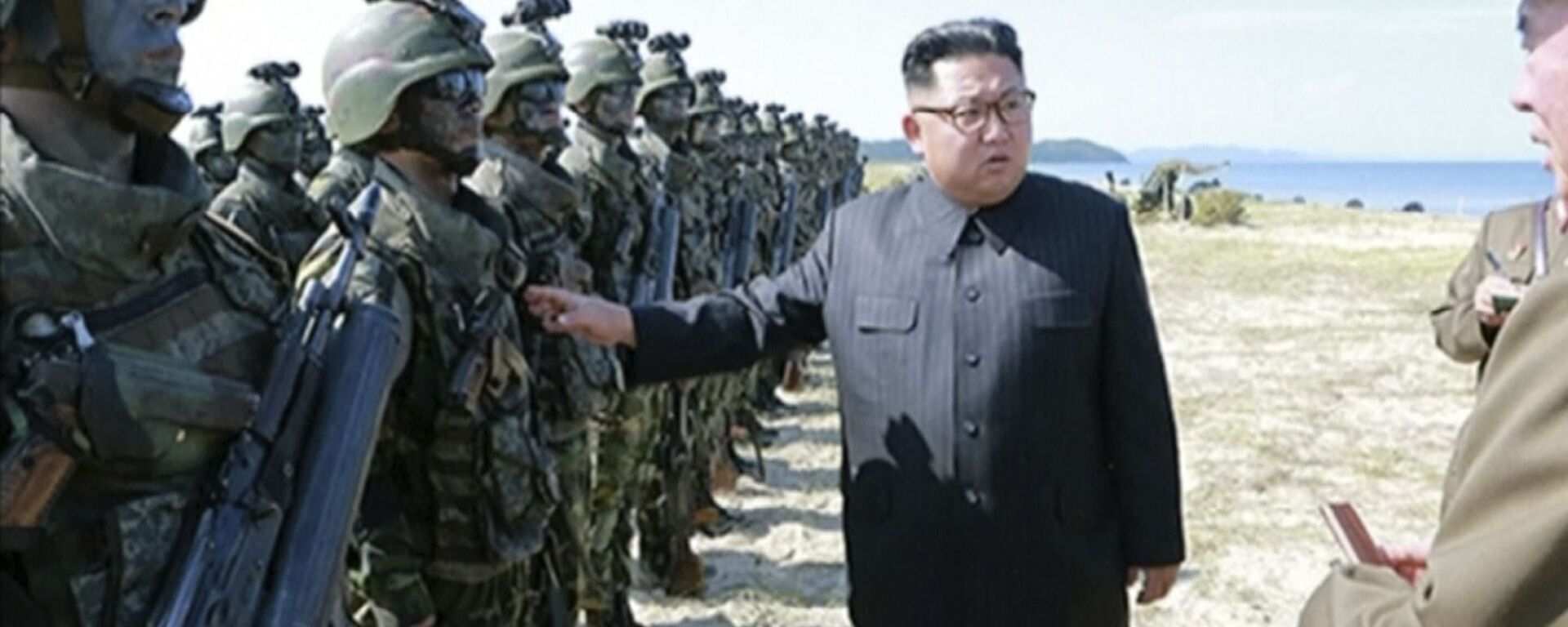الزعيم الكوري الشمالي كيم جزنغ أون يتفقد الجيش، 26 أغسطس/ آب 2017 - سبوتنيك عربي, 1920, 01.01.2022