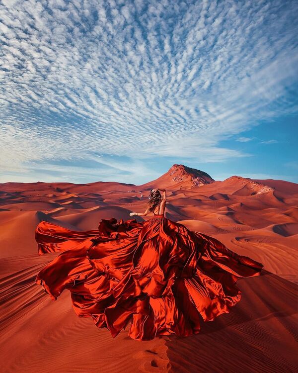 صورة فوتوغرافية للمصورة كريستينا ماكييفا من سلسلة صور فتاة في ثوب في الربع الخالي، الإمارات العربية المتحدة - سبوتنيك عربي
