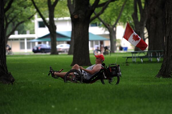 رجل على دراجة ثلاثية العجلات في حديقة في تورونتو، كندا - سبوتنيك عربي