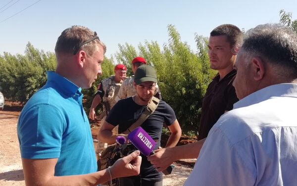 صحفيون روس وأجانب يزورن خطاب و أرزة في ريف حماة ويستمعون لتفاصيل المجازر التي ضربتهما - سبوتنيك عربي