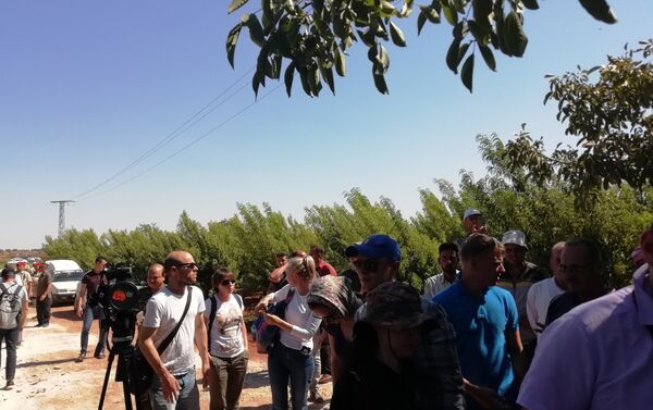 صحفيون روس وأجانب يزورن خطاب و أرزة في ريف حماة ويستمعون لتفاصيل المجازر التي ضربتهما - سبوتنيك عربي