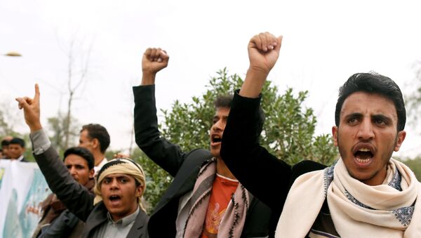 مظاهرة الحوثيين ضد ضربات التحالف العربي بقيادة السعودية في صنعاء، اليمن 11 أغسطس/ آب 2018 - سبوتنيك عربي