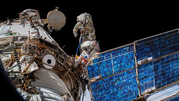 رائدا الفضاء الروسيات أوليغ أرتيوموف وسيرغي بروكوبيوف خلال خروجهما إلى الفضاء الخارجي - سبوتنيك عربي