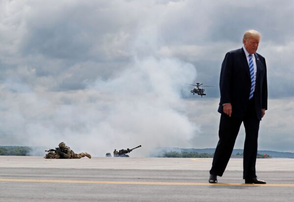 الرئيس دونالد ترامب يشاهد عرضا للقوات العسكرية الأمريكية في فورت درام، نيويورك، الولايات المتحدة 13 أغسطس/ آب 2018 - سبوتنيك عربي