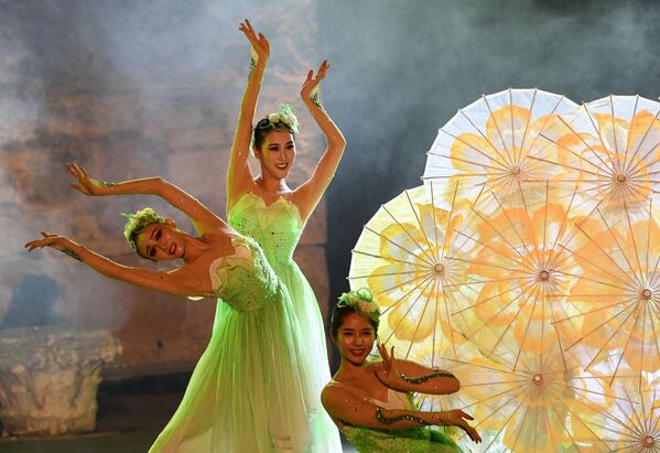 عرض لفرقة رقص صينية في مهرجان قرطاج الدولي على المسرح الروماني في تونس، 11 أغسطس/ آب 2018 - سبوتنيك عربي