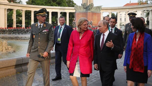 وزيرة الخارجية النمساوية مع الرئيس الروسي فلاديمير بوتين - سبوتنيك عربي
