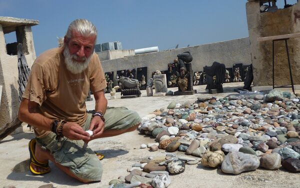 سوري يرسم -بالحجارة- لوحات إنسانية عن حياة الحرب - سبوتنيك عربي