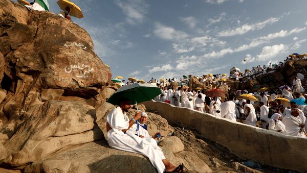 حجاج  يتوافدون إلى جبل عرفة لأداء الركن الأعظم من الحج الوقوف بعرفة، السعودية 20 أغسطس/ آب 2018 - سبوتنيك عربي