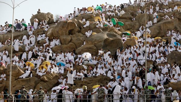 حجاج يتوافدون إلى جبل عرفة لأداء الركن الأعظم من الحج الوقوف بعرفة، السعودية 20 أغسطس/ آب 2018 - سبوتنيك عربي