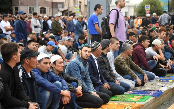 الآلاف من المسلمين يقيمون صلاة العيد في موسكو - سبوتنيك عربي