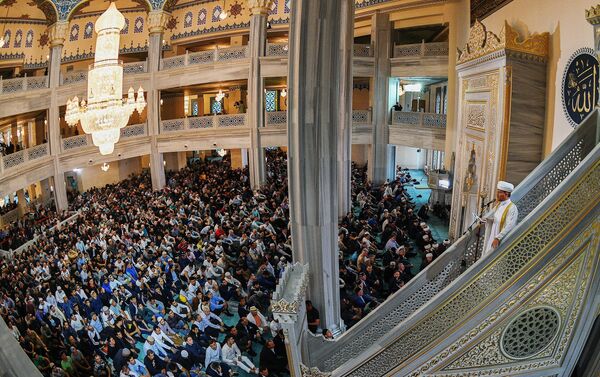 الآلاف من المسلمين يقيمون صلاة العيد في موسكو - سبوتنيك عربي