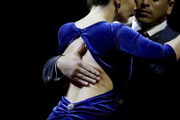 الثنائي الأرجنتيني: كارلوس إستيغاريبيا ودانا زامبييري، أثناء أداء رقصتهما خلال المنافسة على لقب البطولة الدولية لرقص التانغو في بوينس آيرس، الأرجنتين 22 أغسطس/ آب 2018 - سبوتنيك عربي