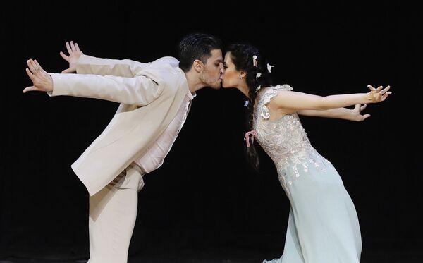 الثنائي الأرجنتيني: خوان بوليتش وروسيو لييندو، أثناء أداء رقصتهما خلال المنافسة على لقب البطولة الدولية لرقص التانغو في بوينس آيرس، الأرجنتين 22 أغسطس/ آب 2018 - سبوتنيك عربي