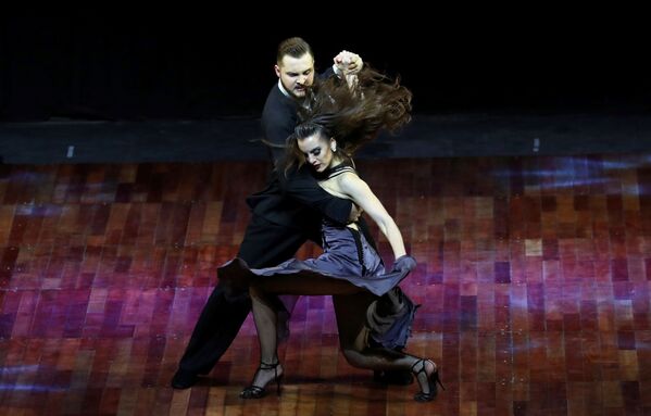 الثنائي: الروسي مانسون غيراسيموف والأرجنتينية أوغوستينا بياجيو، أثناء أداء رقصتهما خلال المنافسة على لقب البطولة الدولية لرقص التانغو في بوينس آيرس، الأرجنتين 22 أغسطس/ آب 2018 - سبوتنيك عربي