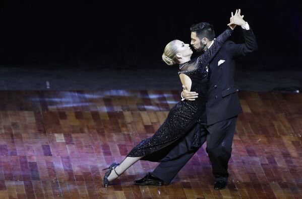 الثنائي الأرجنتيني: جوزي سالفو وكارلا روسي، أثناء أداء رقصتهما خلال المنافسة على لقب البطولة الدولية لرقص التانغو في بوينس آيرس، الأرجنتين 22 أغسطس/ آب 2018 - سبوتنيك عربي