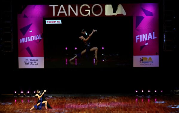 الثنائي الإيطالي:سيموني فاتشيني وجيويا أياللي، أثناء أداء رقصتهما خلال المنافسة على لقب البطولة الدولية لرقص التانغو في بوينس آيرس، الأرجنتين 22 أغسطس/ آب 2018 - سبوتنيك عربي