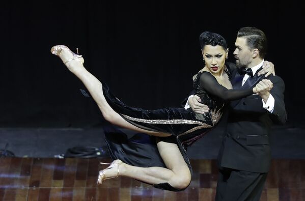 الثنائي الروسي: دميتري فاسين وساغديانا خامزينا أثناء أداء رقصتهما خلال المنافسة على لقب البطولة الدولية لرقص التانغو في بوينس آيرس، الأرجنتين 22 أغسطس/ آب 2018 - سبوتنيك عربي